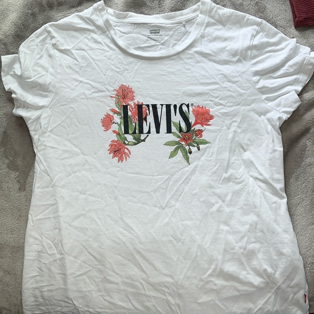 Levi’s Floral Graphic Tee